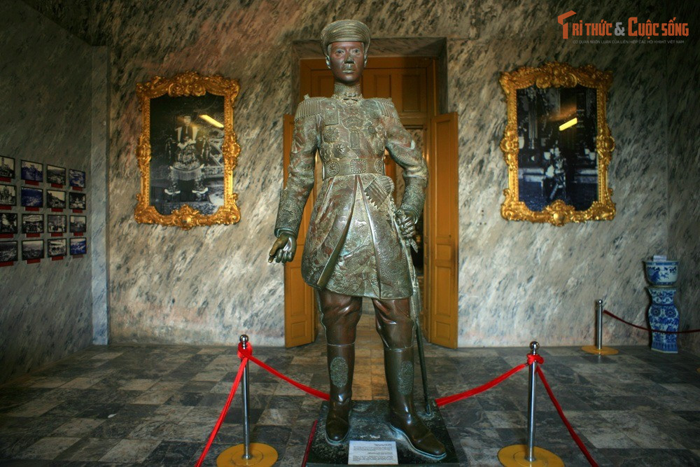 Có tượng vua Khải Định được đúc bằng đồng. Bức tượng vua trong điện thờ của lăng được đúc tại Pháp năm 1922, thể hiện hình ảnh nhà vua trong triều phục.