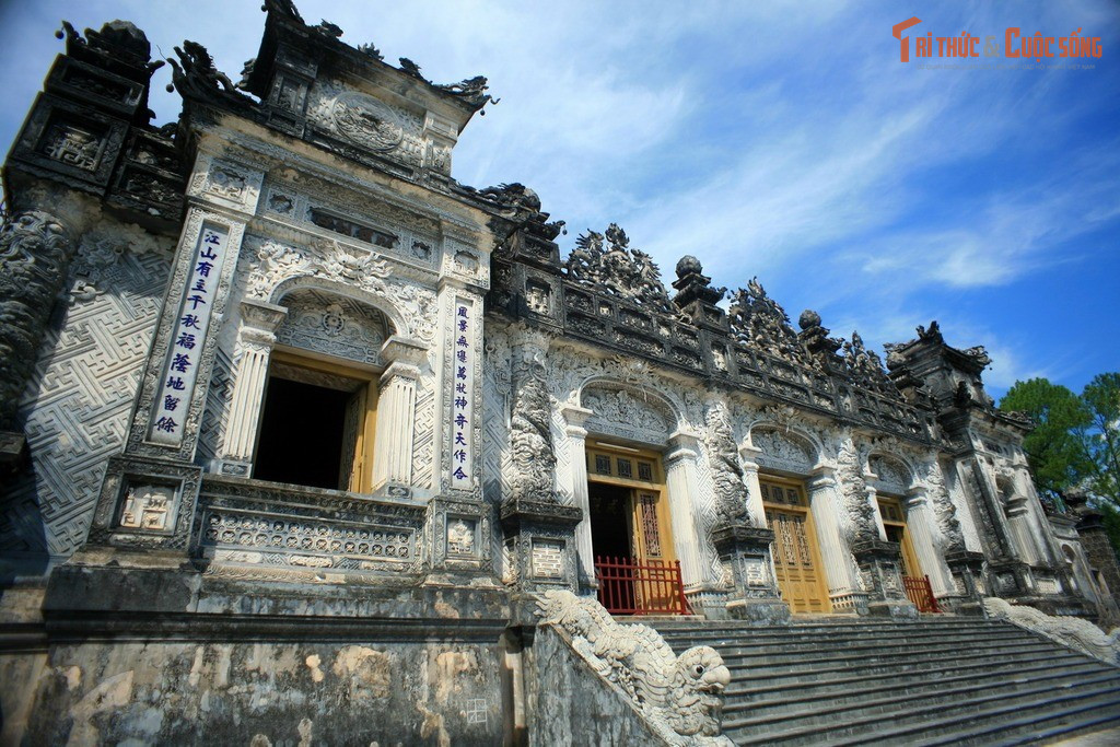 Là lăng vua Nguyễn duy nhất xây chủ yếu bằng vật liệu ngoại nhập. Sắt thép, xi măng, gạch men, sứ và thủy tinh được nhập từ Pháp, Trung Quốc, Nhật Bản để xây dựng lăng.