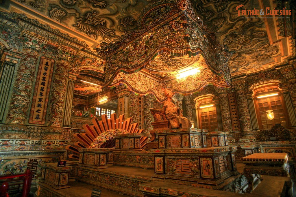 Phản ánh rõ tính cách và thời đại của vị vua. Lăng thể hiện cá tính chuộng hình thức, sự ảnh hưởng phương Tây và bối cảnh thuộc địa đầu thế kỷ 20.