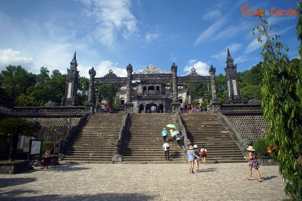 Quy mô nhỏ hơn các lăng vua Nguyễn khác nhưng mức độ cầu kỳ bậc nhất. Dù diện tích khiêm tốn so với lăng Gia Long hay Minh Mạng, lăng Khải Định lại được trang trí tinh xảo không lăng mộ nào khác sánh bằng.