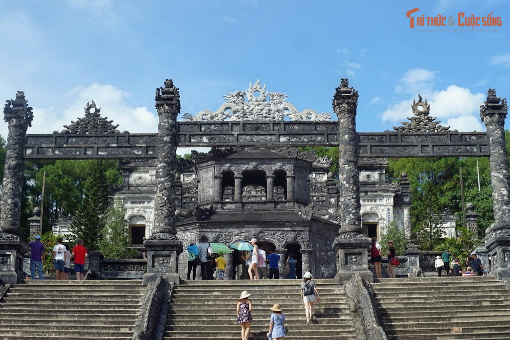 Lối kiến trúc chưa từng có ở Việt Nam. Công trình kết hợp phong cách Gothic, Roman, Ấn Độ với kiến trúc truyền thống Việt Nam, tạo nên diện mạo rất khác biệt.