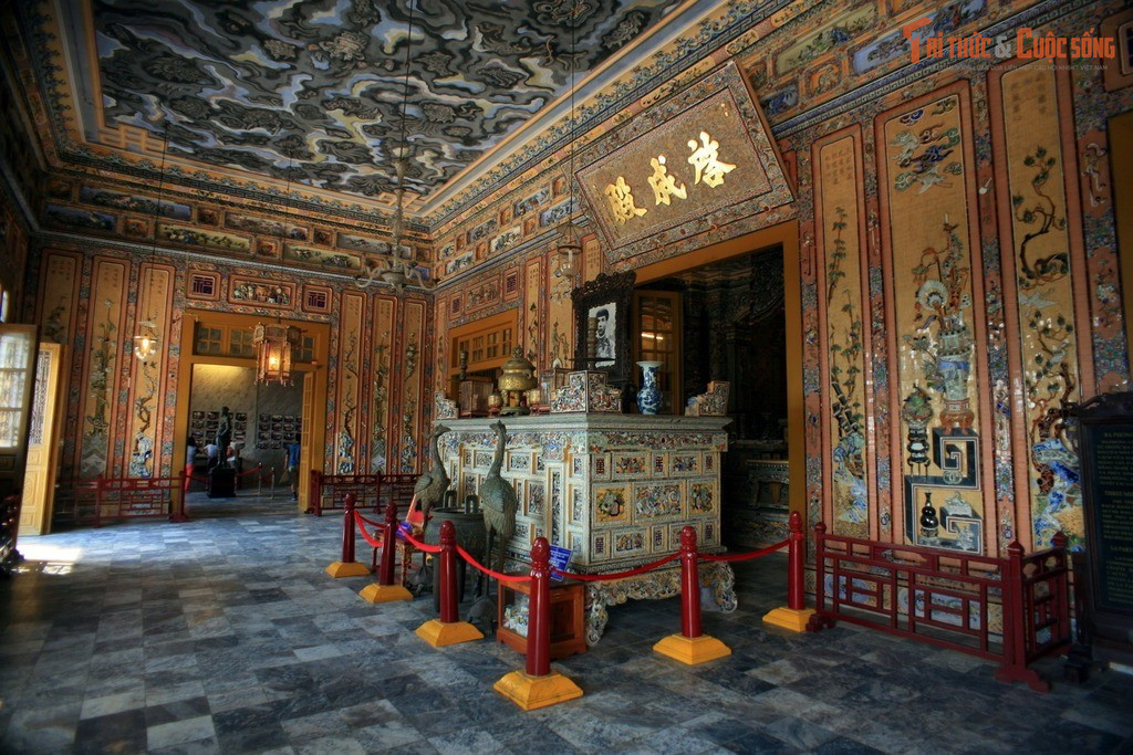 Nghệ thuật khảm sành sứ đạt đỉnh cao. Nội thất lăng, đặc biệt là điện Khải Thành, được khảm từ hàng triệu mảnh sứ và thủy tinh màu cực kỳ công phu.