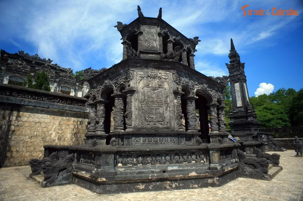 Là lăng duy nhất không quay mặt về hướng Nam. Lăng Khải Định quay về hướng Tây Nam, không tuân theo nguyên tắc phong thủy phổ biến của các lăng vua Nguyễn.