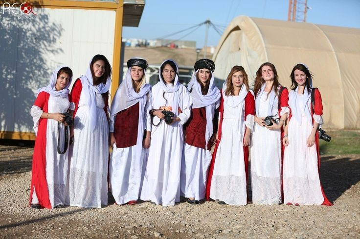  Dân số ít nhưng cộng đồng hải ngoại đang lớn mạnh. Hiện nay, dân số Yazidi ước tính vài trăm nghìn người, tập trung chủ yếu ở Iraq và một phần Syria, đồng thời có cộng đồng đáng kể tại Đức và các nước châu Âu khác. Sự hình thành cộng đồng hải ngoại giúp bảo tồn văn hóa và vận động quốc tế cho quyền lợi của họ. Ảnh: Pinterest.