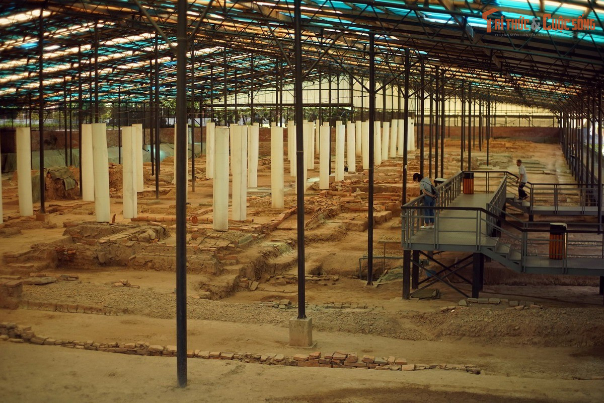 Khu khảo cổ 18 Hoàng Diệu mang giá trị đặc biệt. Cuộc khai quật lớn năm 2002 ở khu đất 18 Hoàng Diệu phát lộ hàng nghìn hiện vật, nền móng cung điện, giếng cổ và đồ gốm qua nhiều triều đại, chứng minh sự liên tục lịch sử hiếm có của Hoàng thành Thăng Long.