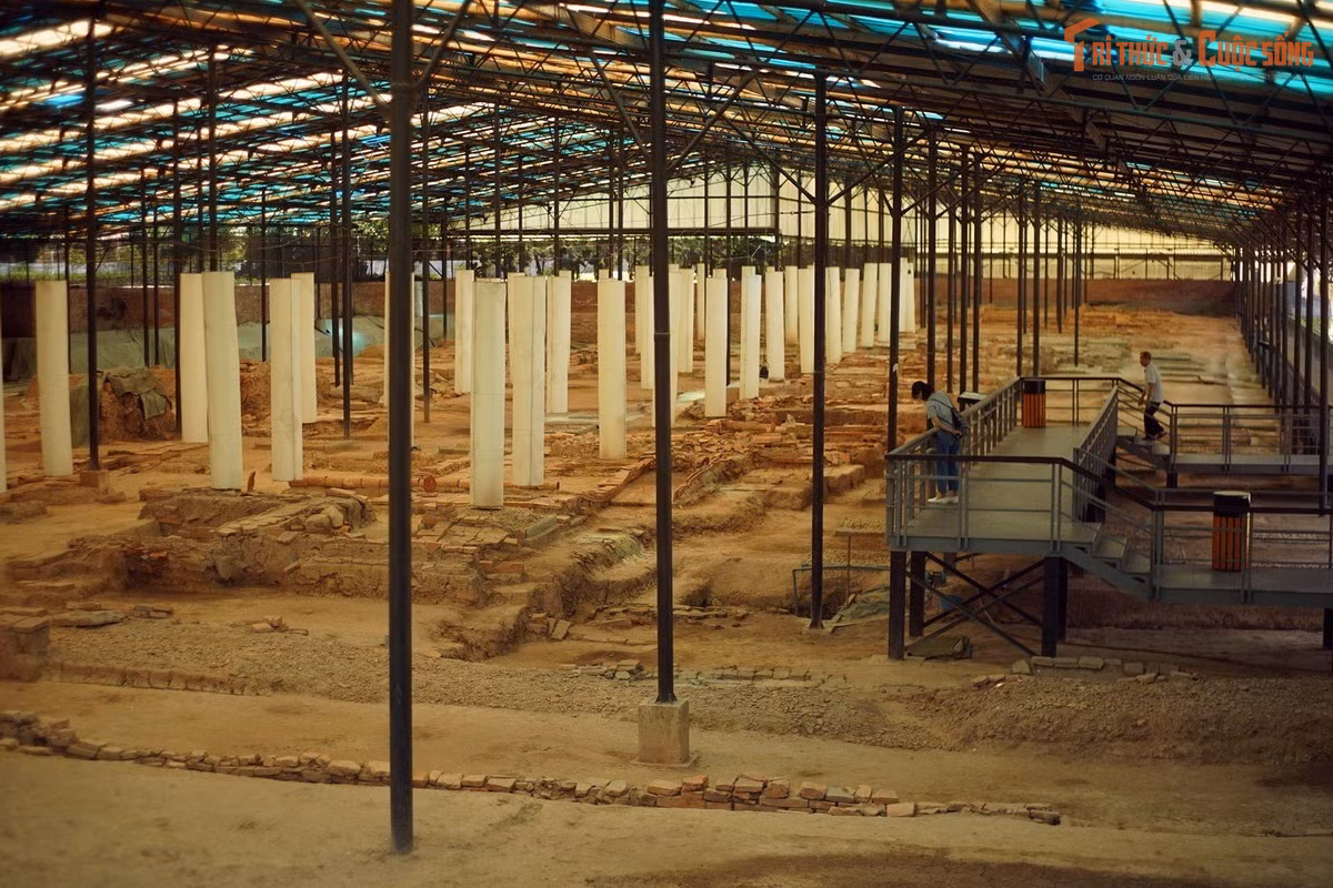 Khu khảo cổ 18 Hoàng Diệu mang giá trị đặc biệt. Cuộc khai quật lớn năm 2002 ở khu đất 18 Hoàng Diệu phát lộ hàng nghìn hiện vật, nền móng cung điện, giếng cổ và đồ gốm qua nhiều triều đại, chứng minh sự liên tục lịch sử hiếm có của Hoàng thành Thăng Long.