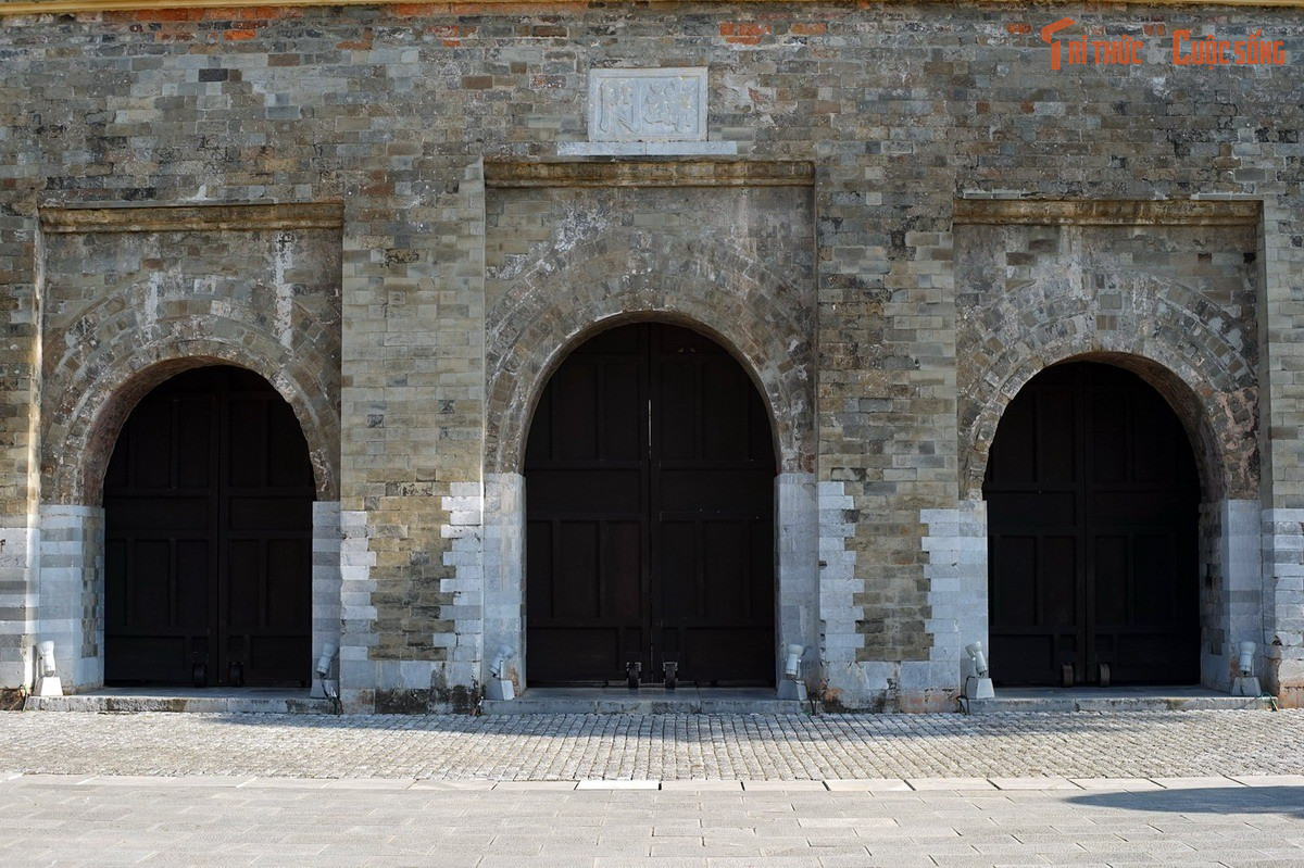 Ảnh hưởng của quy hoạch phong thủy phương Đông. Kinh thành được xây dựng theo trục Bắc – Nam, dựa lưng vào sông Hồng và hồ Tây, phản ánh quan niệm phong thủy và tư duy quy hoạch đô thị cổ truyền.