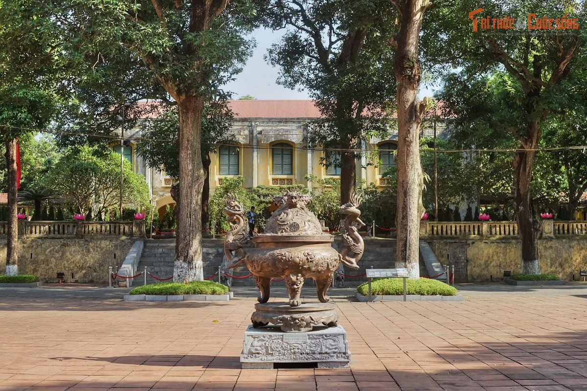 Từng bị phá hủy và cải tạo nhiều lần. Qua các cuộc chiến và biến động chính trị, nhiều công trình trong Hoàng thành bị phá bỏ, đặc biệt dưới thời Pháp thuộc khi khu vực được chuyển đổi để phục vụ mục đích quân sự của chính quyền thực dân.