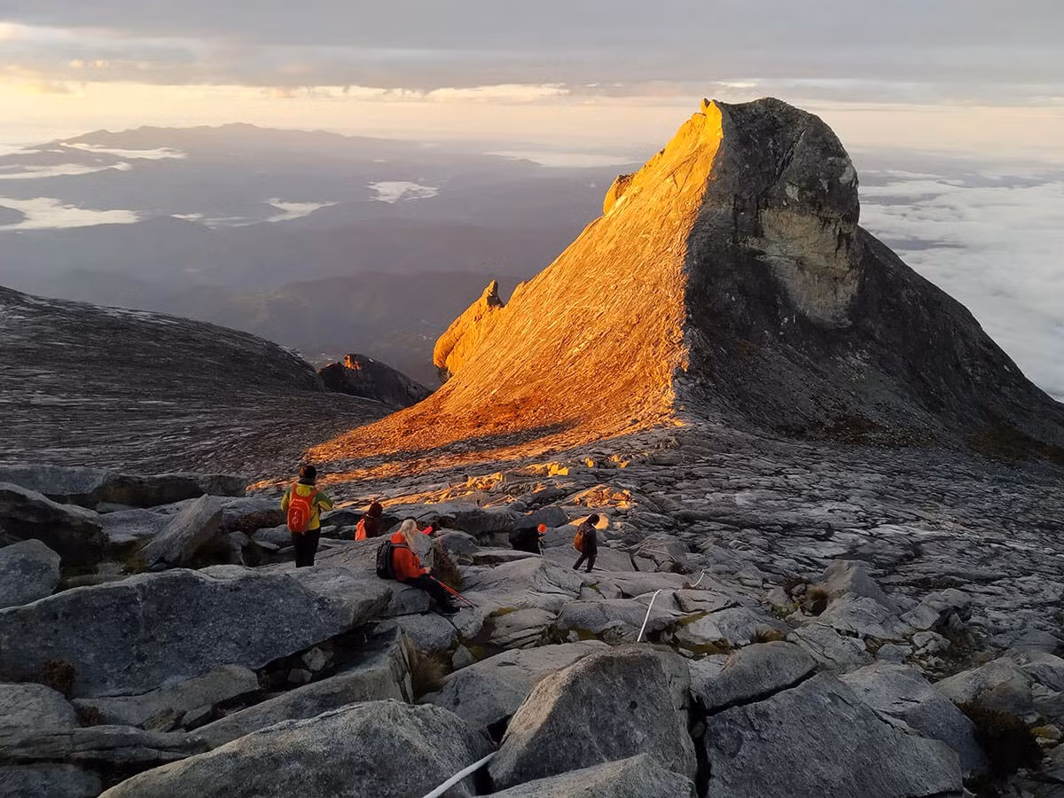  Địa chất Kinabalu rất trẻ so với các dãy núi khác. Núi Kinabalu được hình thành từ magma xâm nhập cách đây khoảng 10 triệu năm, khiến nó trở thành một trong những khối núi granite trẻ nhất khu vực. Ảnh: mountkinabalu.com.