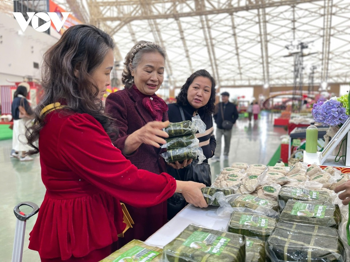 Nhiều du khách thích thú với đa dạng các sản phẩm làm từ cốm