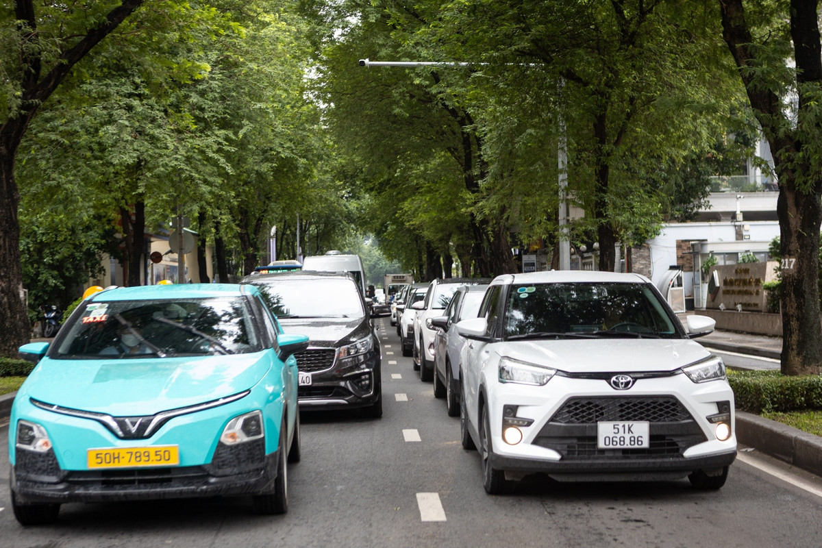 Tại giao lộ Nguyễn Thị Minh Khai - Pasteur, ôtô dừng ngay ngắn, chấp hành đúng hiệu lệnh đèn giao thông.