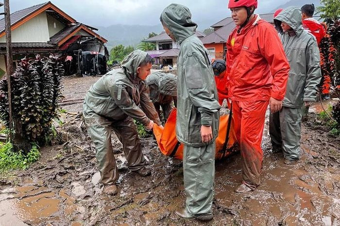Chính quyền cảnh báo số nạn nhân có thể tiếp tục tăng khi công tác cứu hộ gặp nhiều khó khăn do địa hình hiểm trở và thời tiết xấu. Ảnh: AP.