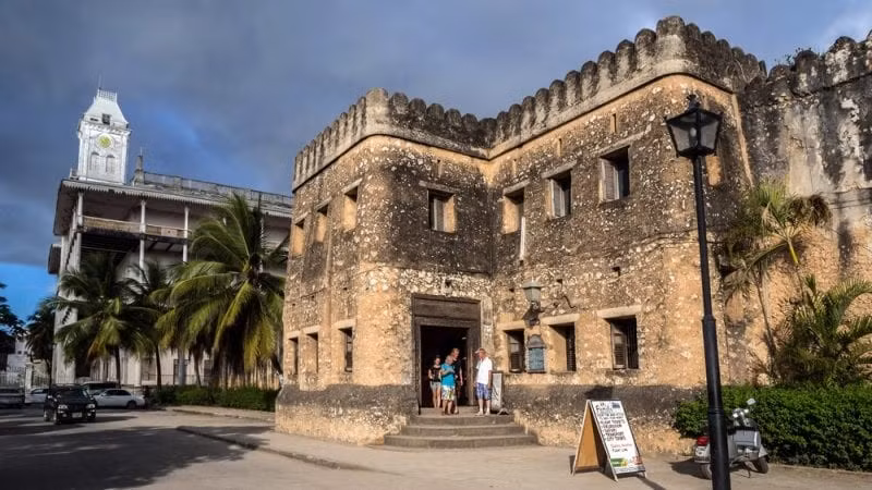  Sự pha trộn kiến trúc độc đáo. Thị trấn này là sự kết hợp của nhiều phong cách kiến trúc như Ả Rập, Ba Tư, Ấn Độ và châu Âu. Những cánh cửa gỗ chạm khắc tinh xảo và ban công đặc trưng tạo nên diện mạo rất riêng cho khu phố cổ. Ảnh: travelessencemag.com.