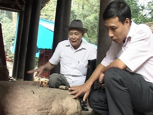 Nhà nghiên cứu văn hóa Vũ Kim Biên diện kiến Lưỡng thạch trụ.