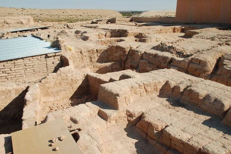  Giữ vai trò then chốt trong mạng lưới thương mại cổ đại. Qatna nằm trên trục giao thương nối Lưỡng Hà, Levant và Ai Cập, cho phép thành phố kiểm soát dòng chảy hàng hóa quý như kim loại, gỗ tuyết tùng và sản phẩm thủ công. Điều này giúp Qatna tích lũy của cải và ảnh hưởng khu vực. Ảnh: Pinterest.