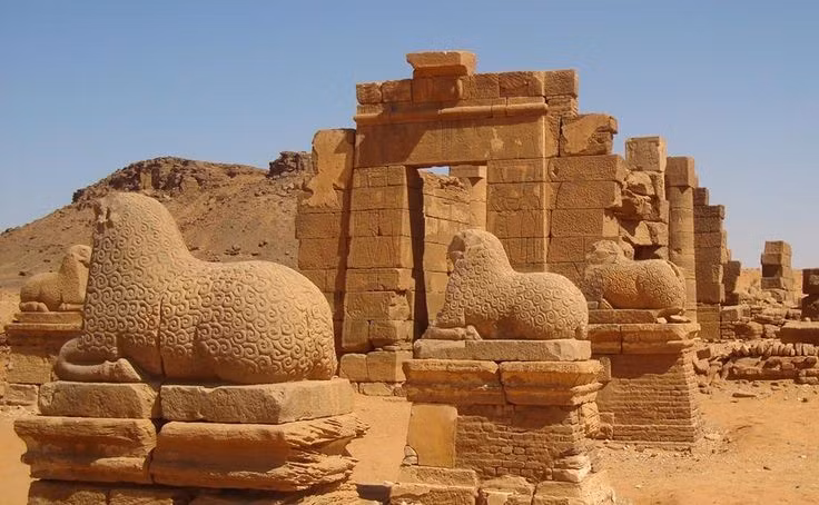  Chữ viết Meroitic vẫn còn bí ẩn. Người Kush sử dụng hệ chữ Meroitic riêng biệt, gồm chữ tượng hình và chữ viết tay, nhưng đến nay giới học giả vẫn chưa giải mã hoàn toàn ngôn ngữ này. Ảnh: Pinterest.