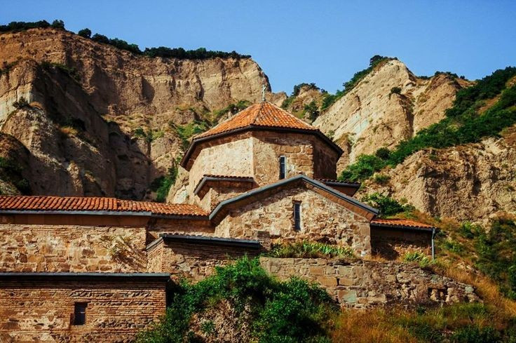  Kiến trúc đá đặc trưng Kavkaz. Các công trình tại Mtskheta chủ yếu được xây bằng đá sa thạch vàng nhạt, với mái vòm thanh thoát và hoa văn chạm khắc tinh tế. Phong cách này trở thành hình mẫu cho nhiều nhà thờ Georgia về sau. Ảnh: Pinterest.