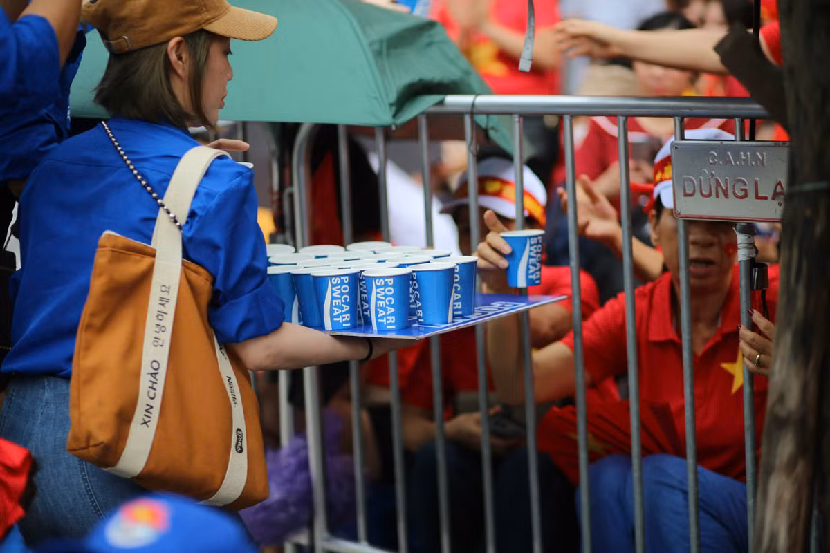 Hành động nhỏ bé nhưng đầy ý nghĩa này không chỉ giúp người xem thêm phần thoải mái, mà còn thể hiện tinh thần xung kích, tình nguyện và trách nhiệm cộng đồng của tuổi trẻ Thủ đô.