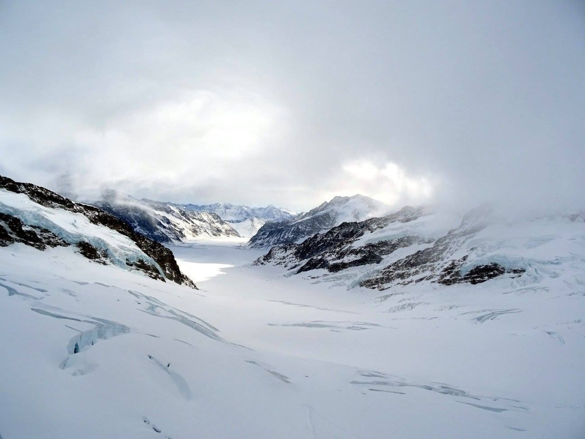  Di sản thiên nhiên thế giới đầu tiên của Alps. Năm 2001, Jungfrau-Aletsch được UNESCO công nhận là Di sản Thế giới, trở thành khu vực đầu tiên của dãy Alps nhận danh hiệu này. Việc công nhận phản ánh giá trị địa chất, cảnh quan và sinh thái nổi bật toàn cầu. Ảnh: Pinterest.