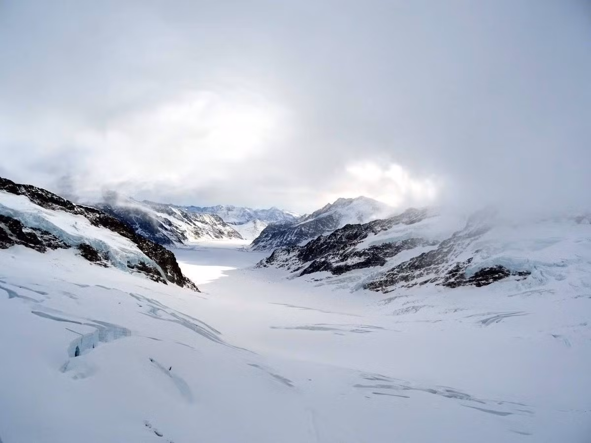  Di sản thiên nhiên thế giới đầu tiên của Alps. Năm 2001, Jungfrau-Aletsch được UNESCO công nhận là Di sản Thế giới, trở thành khu vực đầu tiên của dãy Alps nhận danh hiệu này. Việc công nhận phản ánh giá trị địa chất, cảnh quan và sinh thái nổi bật toàn cầu. Ảnh: Pinterest.