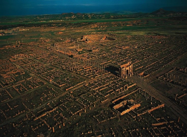  Quy hoạch theo dạng bàn cờ cực kỳ chuẩn mực. Thành phố được thiết kế theo mô hình đô thị La Mã điển hình với hai trục chính vuông góc là cardo và decumanus, tạo nên mạng lưới đường phố thẳng tắp hiếm thấy ở các di tích cổ. Ảnh: Pinterest.