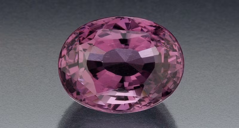  8. Thường bị nhầm lẫn với spinel. Trong nhiều năm, Taaffeite từng bị coi là một dạng spinel quý hiếm cho đến khi các phân tích tinh thể học xác nhận đây là một khoáng vật hoàn toàn khác. Ảnh: Pinterest.