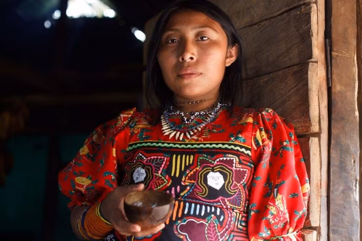  Có mức độ tự trị hiếm hoi ở Trung Mỹ. Khu tự trị Guna Yala được chính phủ Panama công nhận, cho phép người Kuna tự quản lý lãnh thổ, luật lệ và phong tục. Đây được xem là thành công lớn trong việc bảo vệ quyền lợi và bản sắc của một tộc người bản địa. Ảnh: Pinterest.