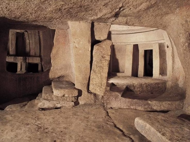  Kiến trúc đá được chạm khắc tinh vi. Mặc dù được tạo ra trong thời kỳ đồ đá, hầm mộ có những bức tường được đục đẽo hoàn hảo và các họa tiết xoắn ốc, có thể là tượng trưng cho sự luân hồi và vĩnh cửu. Ảnh: wikimedia.org.