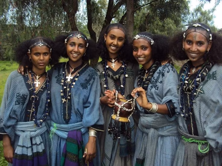  Cộng đồng gìn giữ ngôn ngữ Amharic. Amharic là tiếng mẹ đẻ của người Amhara và hiện là ngôn ngữ chính thức của Ethiopia, đóng vai trò kết nối giữa các sắc tộc đa dạng trong quốc gia này. Ảnh: Pinterest.