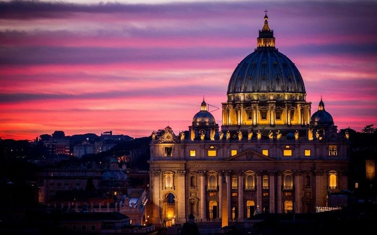  Hệ thống truyền thông riêng. Vatican vận hành đài phát thanh, tờ báo và trung tâm truyền hình riêng để truyền tải thông điệp của Giáo hoàng tới toàn thế giới. Điều này giúp quốc gia nhỏ bé này có tầm ảnh hưởng vượt xa diện tích lãnh thổ. Ảnh: Pinterest.