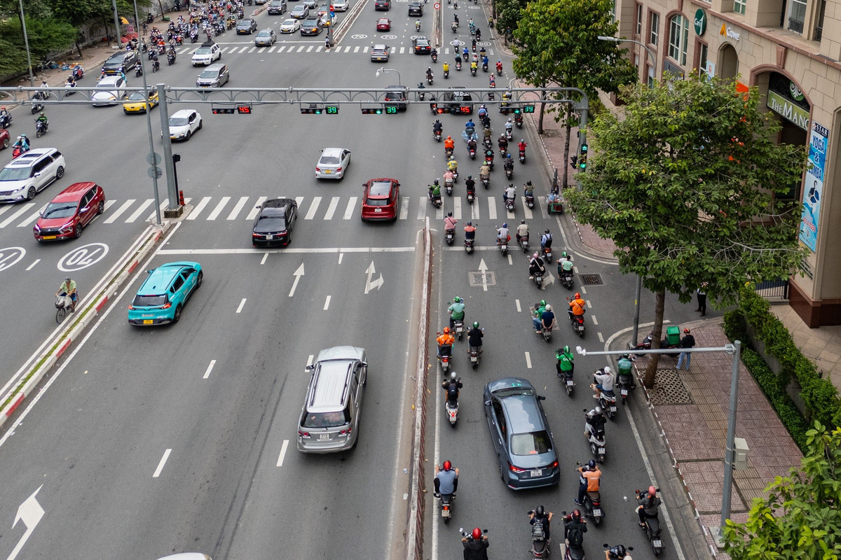 Việc ứng dụng trí tuệ nhân tạo trong giám sát giao thông đánh dấu bước tiến quan trọng trong công tác quản lý đô thị của TP.HCM. Thay vì phụ thuộc hoàn toàn vào lực lượng tuần tra thủ công, hệ thống camera AI cho phép theo dõi 24/7 một cách minh bạch, giảm tải cho CSGT, đồng thời hỗ trợ phát hiện vi phạm, cảnh báo ùn tắc, tai nạn và phân tích lưu lượng phương tiện.