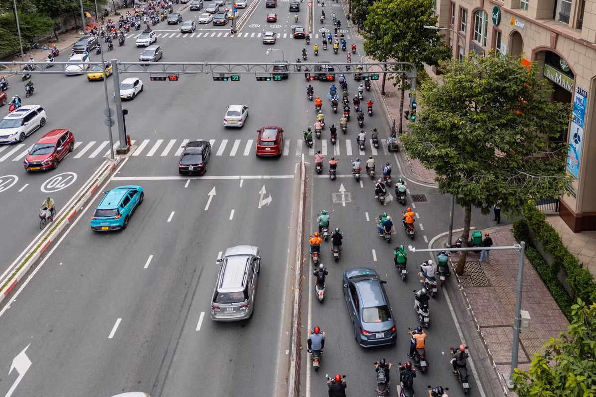 Việc ứng dụng trí tuệ nhân tạo trong giám sát giao thông đánh dấu bước tiến quan trọng trong công tác quản lý đô thị của TP.HCM. Thay vì phụ thuộc hoàn toàn vào lực lượng tuần tra thủ công, hệ thống camera AI cho phép theo dõi 24/7 một cách minh bạch, giảm tải cho CSGT, đồng thời hỗ trợ phát hiện vi phạm, cảnh báo ùn tắc, tai nạn và phân tích lưu lượng phương tiện.