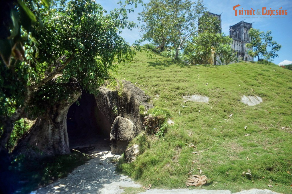 Khu lưu niệm dạng hầm. Trong khuôn viên nhà thờ có khu hầm trưng bày tư liệu về lịch sử truyền giáo và sự hình thành chữ Quốc ngữ, giúp du khách hiểu rõ hơn vai trò của vùng đất Phú Yên trong lịch sử văn hóa Việt.