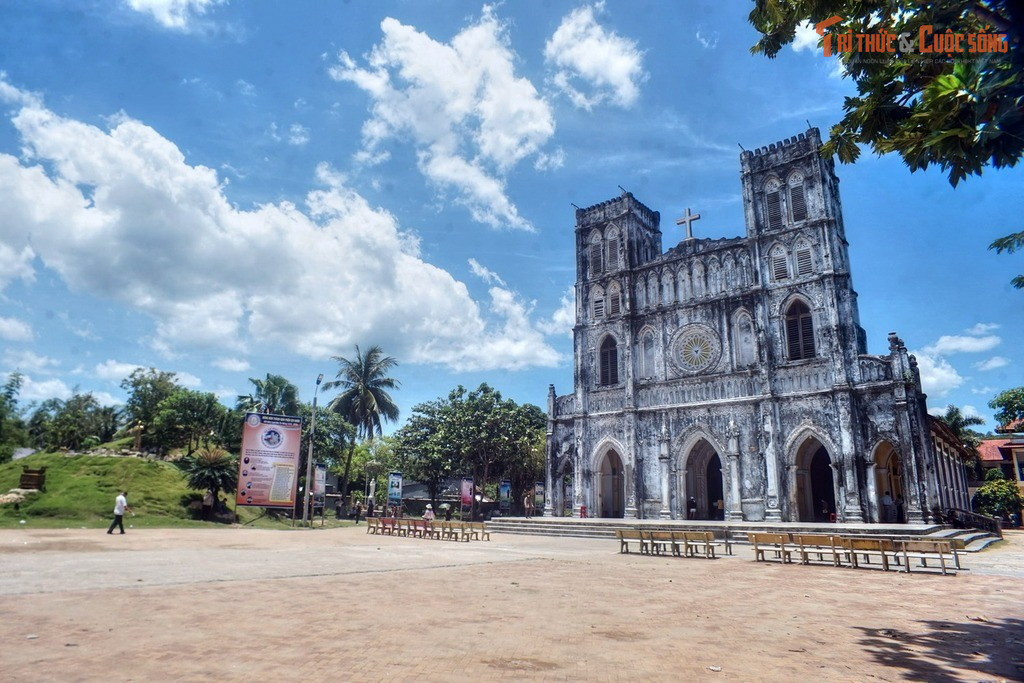 Cái tên gắn với cây mằng lăng. Tên gọi “Mằng Lăng” bắt nguồn từ loài cây mằng lăng (bằng lăng) từng mọc nhiều quanh khu vực nhà thờ, phản ánh thói quen đặt địa danh gắn với tự nhiên của cư dân bản địa.