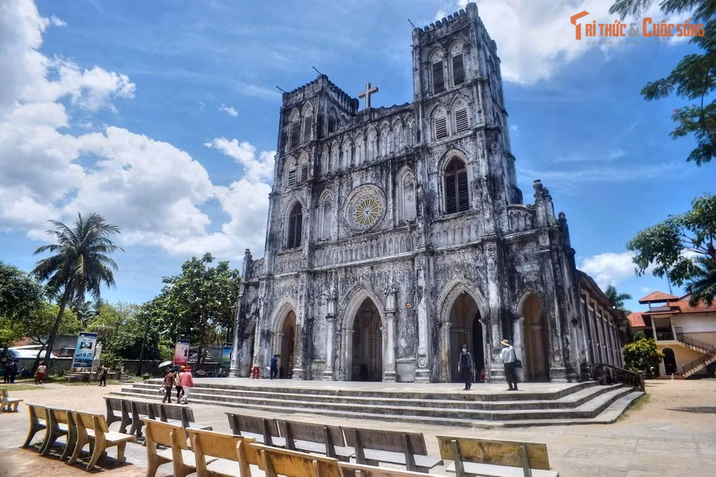 Tháp chuông là điểm nhấn thị giác. Tháp chuông cao vút của nhà thờ có thể nhìn thấy từ xa, trở thành mốc cảnh quan quen thuộc đối với người dân địa phương suốt nhiều thế hệ.