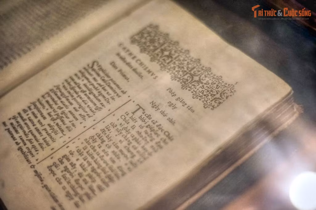 Nơi bảo tồn cuốn sách chữ Quốc ngữ đầu tiên. Hầm của nhà thờ hiện lưu giữ bản sao cuốn “Phép giảng tám ngày” của linh mục Alexandre de Rhodes, được in năm 1651, được xem là cuốn sách chữ Quốc ngữ đầu tiên của Việt Nam.