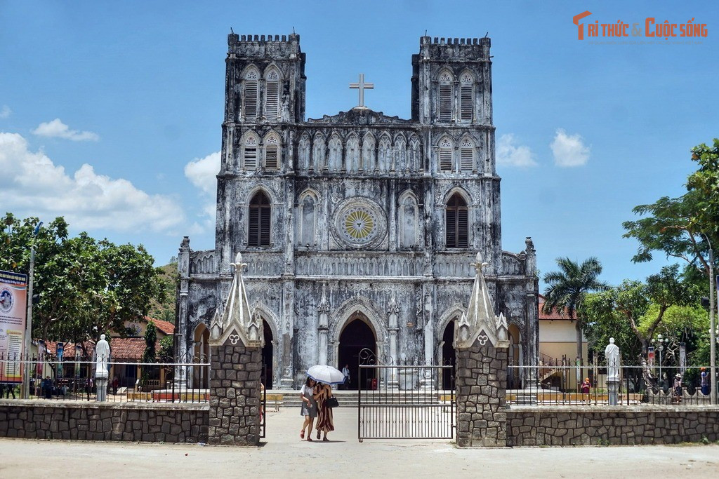 Kiến trúc Gothic pha yếu tố bản địa. Công trình mang phong cách Gothic châu Âu với vòm nhọn, tháp chuông cao và cửa sổ kính, nhưng được giản lược và thích nghi với khí hậu, vật liệu địa phương.