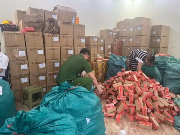 Phòng Cảnh sát kinh tế, Công an tỉnh Ninh Bình kiểm tra kho hàng của Công ty TNHH Hải Sen.