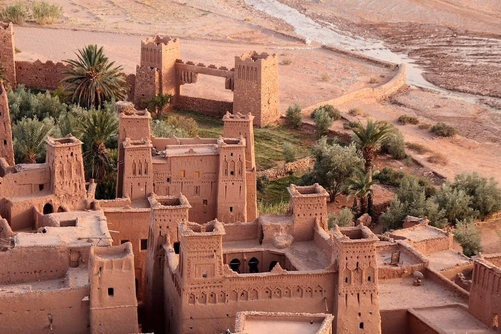  Vẫn có cư dân sinh sống. Dù nhiều gia đình đã chuyển sang khu làng mới bên kia sông, một số hộ vẫn ở lại trong ksar, duy trì tập quán truyền thống và mở cửa đón du khách, góp phần giữ gìn nhịp sống bản địa giữa làn sóng du lịch. Ảnh: Pinterest.