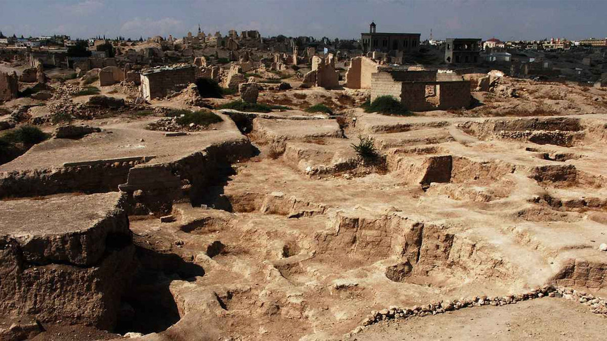  Chịu ảnh hưởng từ nhiều nền văn minh lớn. Qatna không phát triển biệt lập mà chịu tác động mạnh từ Ai Cập, Hittite và các vương quốc Lưỡng Hà. Điều này thể hiện rõ qua kiến trúc, đồ tạo tác và văn bản ngoại giao được tìm thấy tại di tích. Ảnh: nawafir-tours.com.