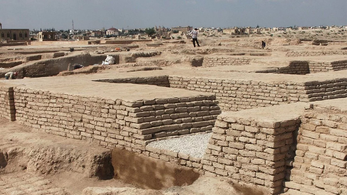  Cung điện hoàng gia có quy mô đồ sộ. Di tích nổi bật nhất tại Qatna là cung điện hoàng gia rộng hàng chục nghìn mét vuông, với nhiều sân trong, hành lang và phòng nghi lễ. Quy mô này cho thấy quyền lực tập trung cao độ của tầng lớp thống trị thời kỳ đồ đồng. Ảnh: nawafir-tours.com.