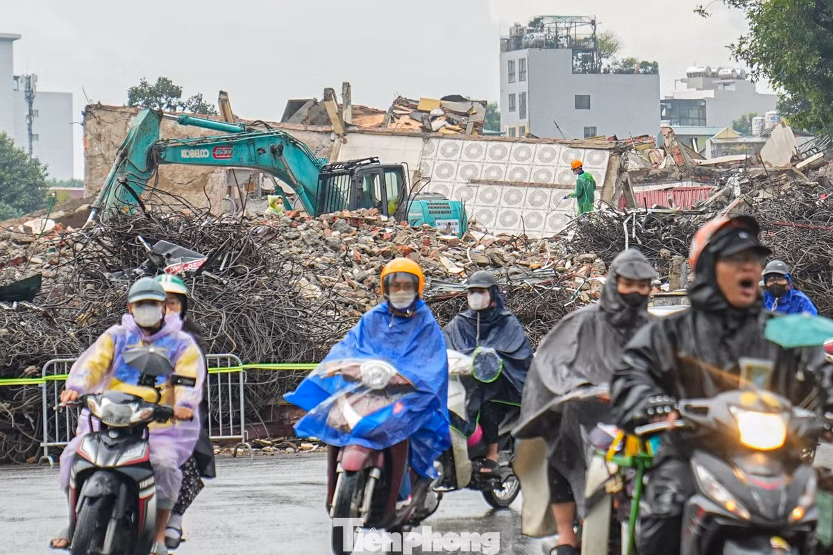Chiều 10/12, UBND phường Ô Chợ Dừa cho biết đã hoàn thành 100% công tác GPMB dự án. Trên địa bàn phường có 591 phương án bồi thường, hỗ trợ và tái định cư được phê duyệt; đến nay 586 trường hợp đã bàn giao mặt bằng (đạt 99,2%), 5 trường hợp còn lại đã đồng thuận và cam kết bàn giao khi nhận nhà tái định cư.