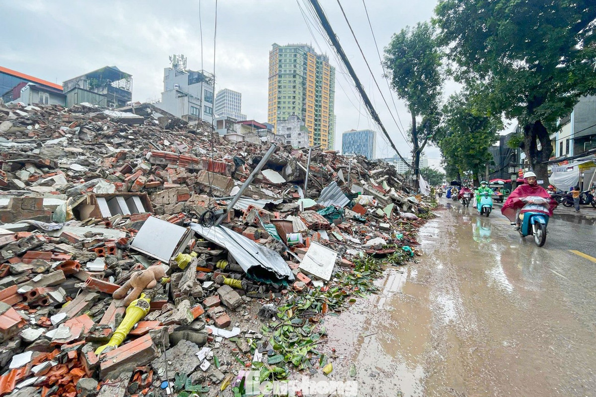 Theo ghi nhận của PV ngày 13/12, dù thời tiết mưa kéo dài, công tác giải phóng mặt bằng dự án đường Vành đai 1 đoạn Hoàng Cầu – Voi Phục vẫn được triển khai khẩn trương. Máy móc phá dỡ các công trình trong khu vực thu hồi đất hoạt động hết công suất suốt những ngày qua.