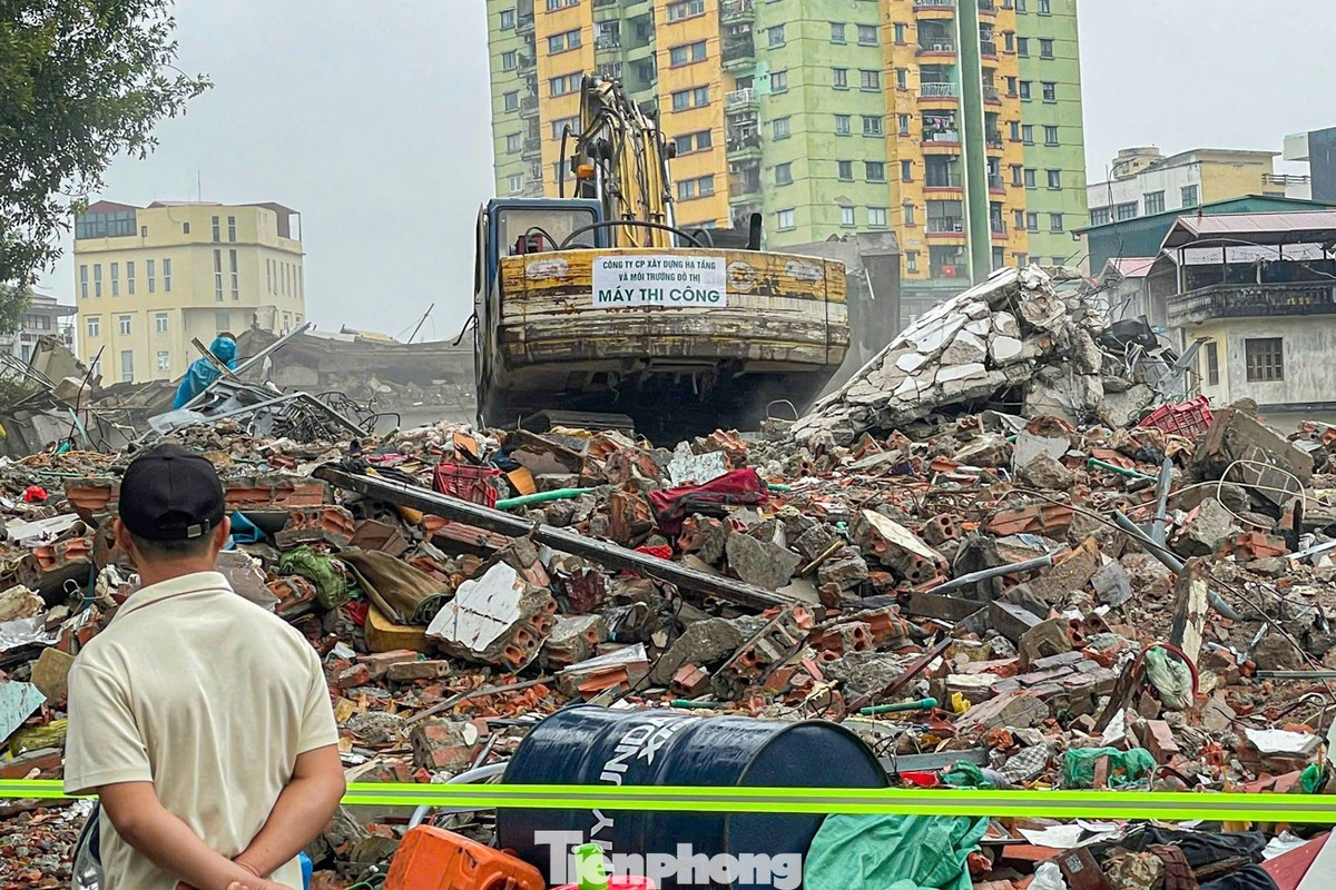 Công tác tháo dỡ công trình nhằm bàn giao mặt bằng phục vụ thi công tuyến đường đang được triển khai đồng loạt, nhiều hạng mục được phá dỡ trong thời gian ngắn.