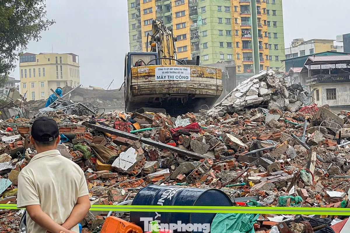 Công tác tháo dỡ công trình nhằm bàn giao mặt bằng phục vụ thi công tuyến đường đang được triển khai đồng loạt, nhiều hạng mục được phá dỡ trong thời gian ngắn.