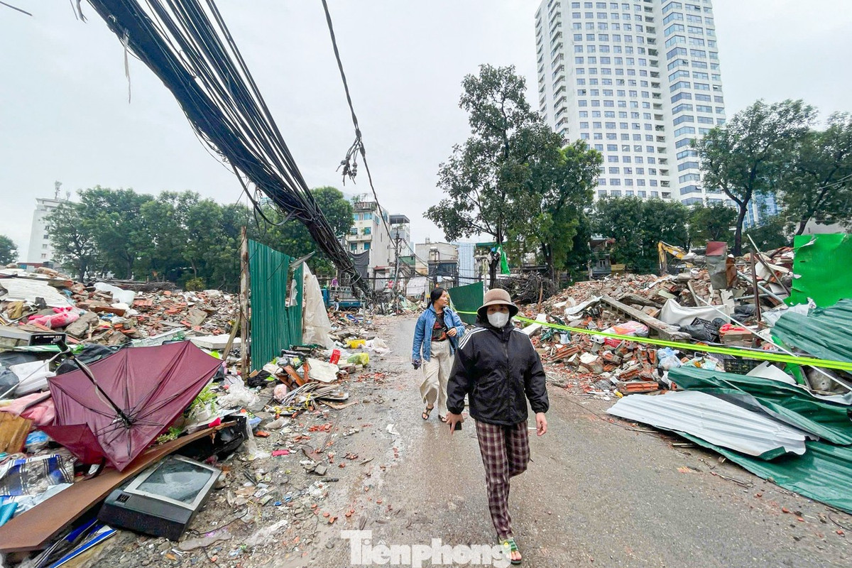 Mặt bằng hai bên đường Nguyên Hồng nằm trong dự án được giải tỏa.