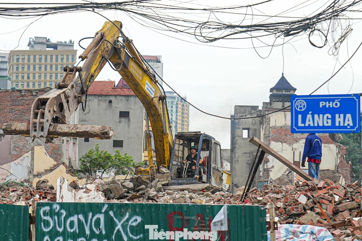 Hình ảnh giải phóng mặt bằng tại ngã tư Láng Hạ - Đê La Thành.