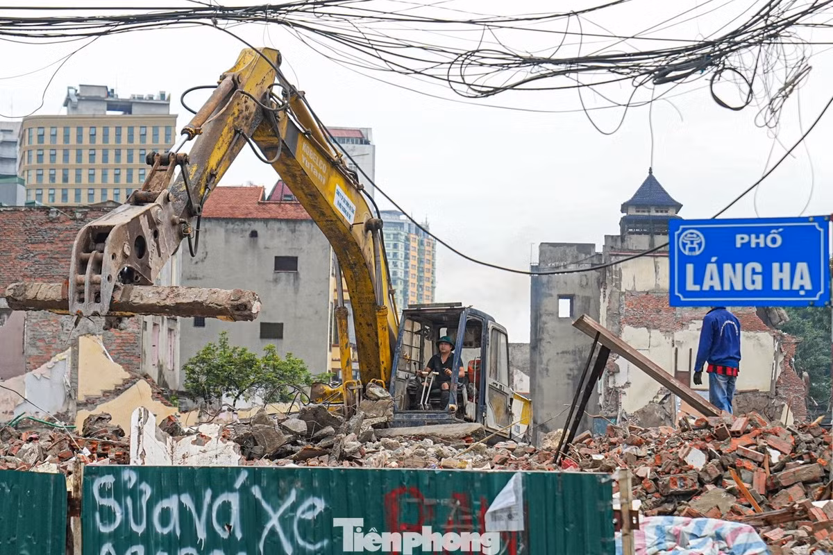 Hình ảnh giải phóng mặt bằng tại ngã tư Láng Hạ - Đê La Thành.