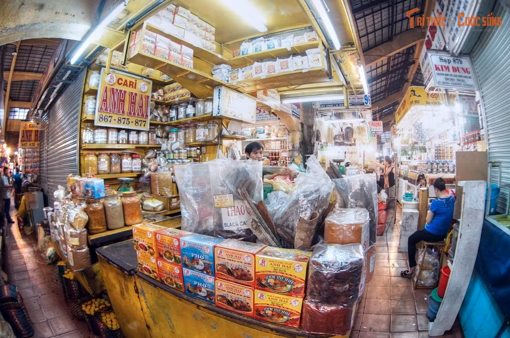 Nơi hội tụ của các nền văn hóa khác nhau. Đầu thế kỷ 20, chợ là nơi giao thương đa văn hóa, từ gia vị, vải vóc đến món ăn truyền thống của cộng đồng người Việt, Hoa và Khmer. Ngày nay, vẫn có thể tìm thấy các mặt hàng đến từ nhiều nền văn hóa khác nhau ở chợ.