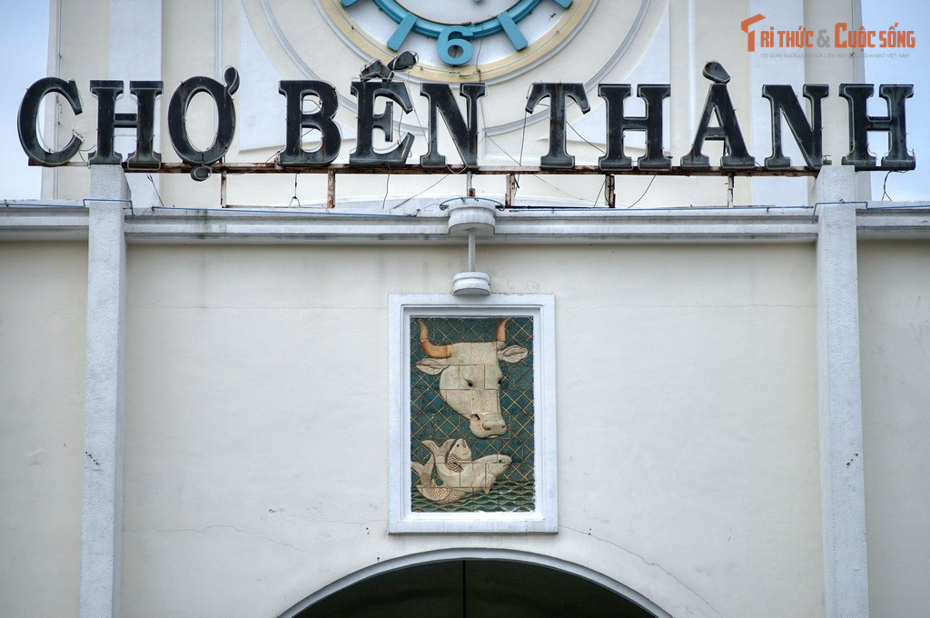 Tên “Bến Thành” gắn với lịch sử quân sự và thương mại Sài Gòn. Bến sông gần chợ xưa dùng để cho hành khách vãng lai và quân nhân vào thành Gia Định, vì vậy mới có tên gọi là Bến Thành, và khu chợ cũng có tên gọi là chợ Bến Thành.